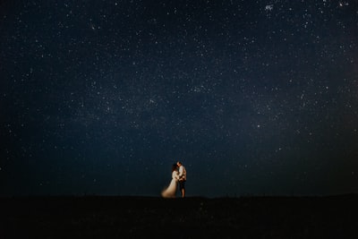 男人和女人在繁星闪烁的夜晚,拥抱
